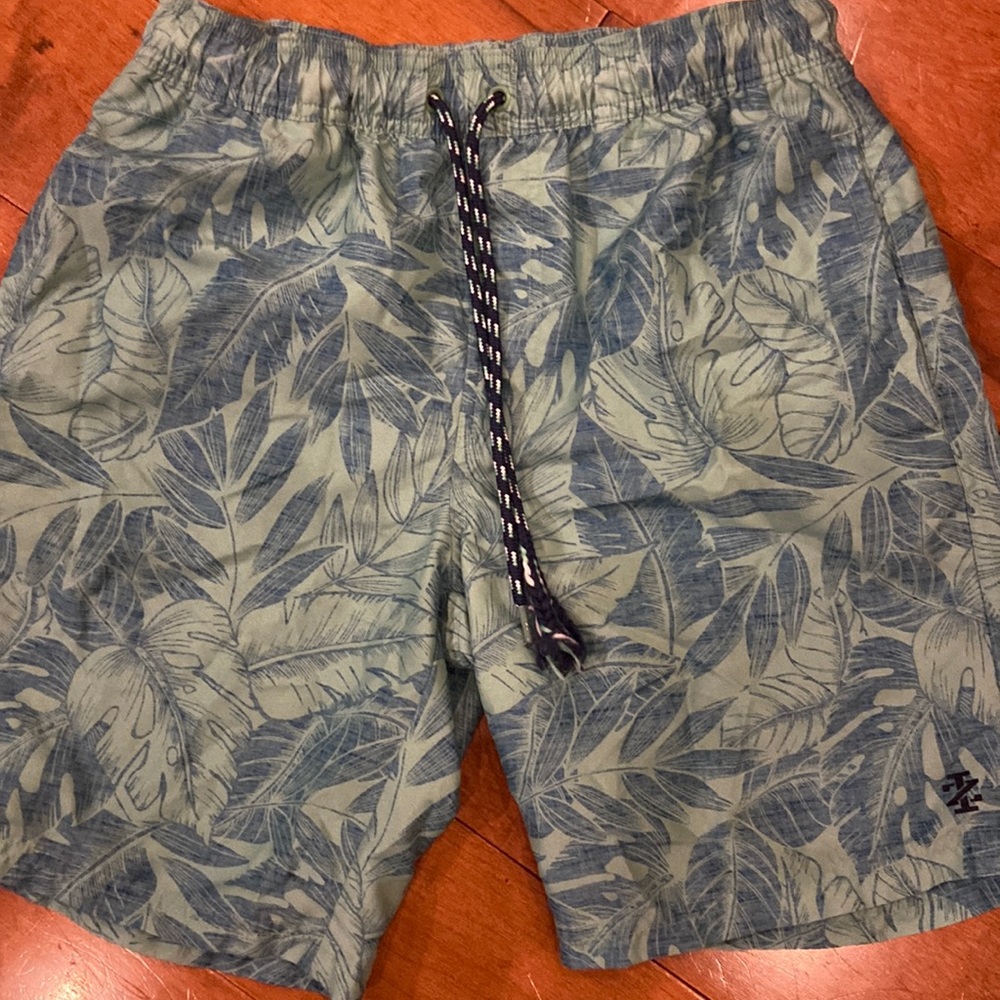 Izod swim trunks size small